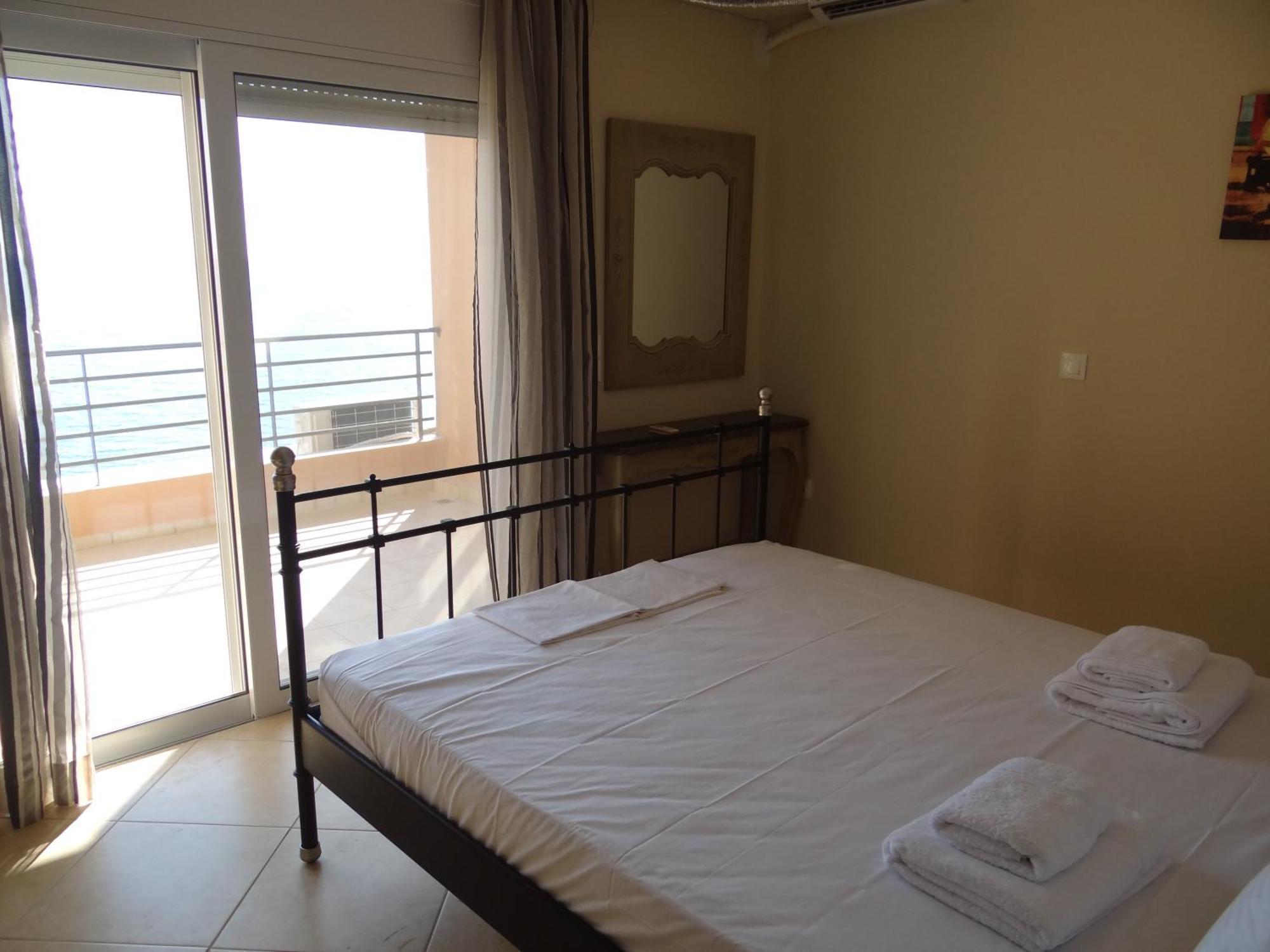 Aperanto House Paralia Loutsas الغرفة الصورة