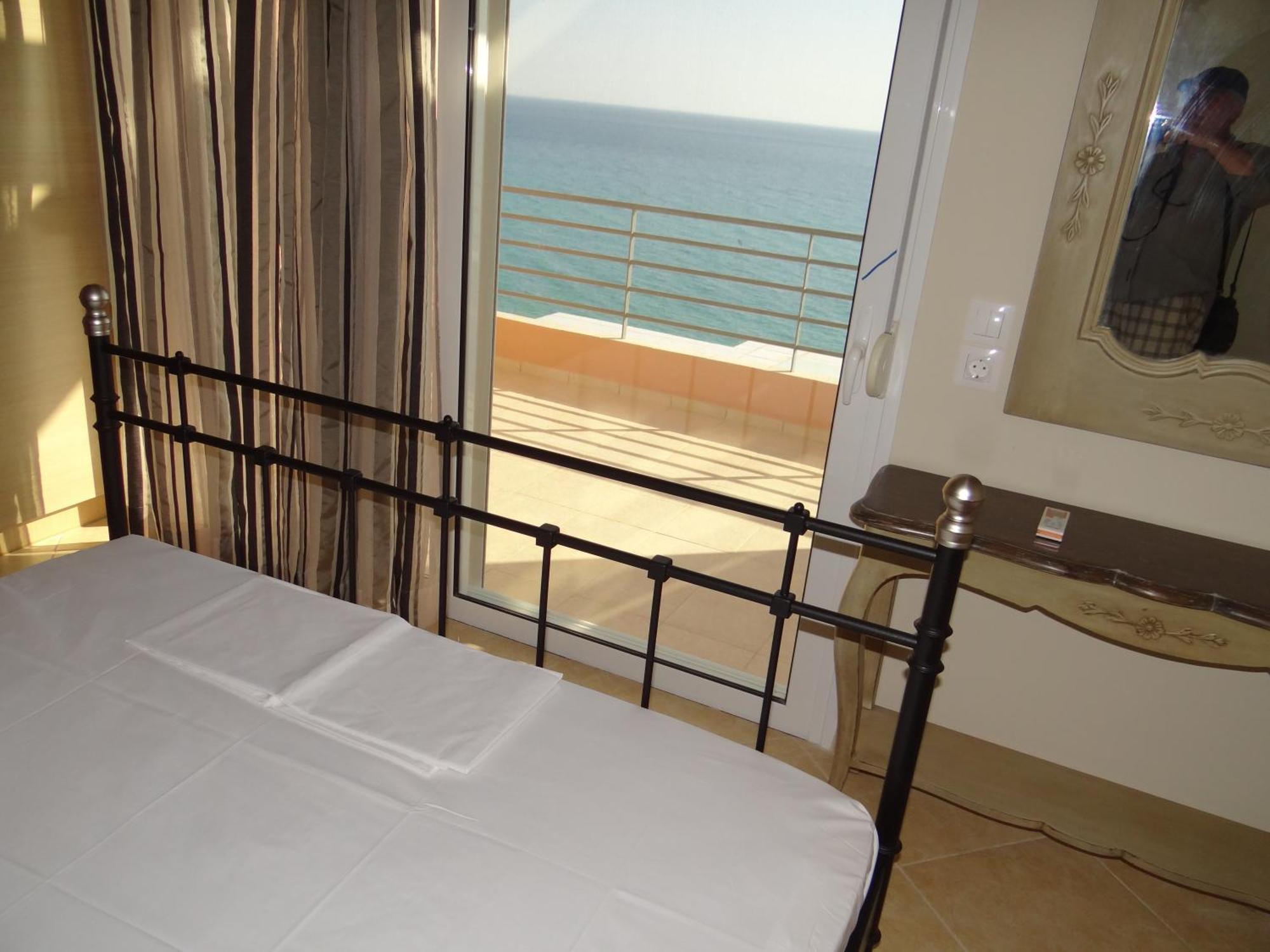 Aperanto House Paralia Loutsas الغرفة الصورة